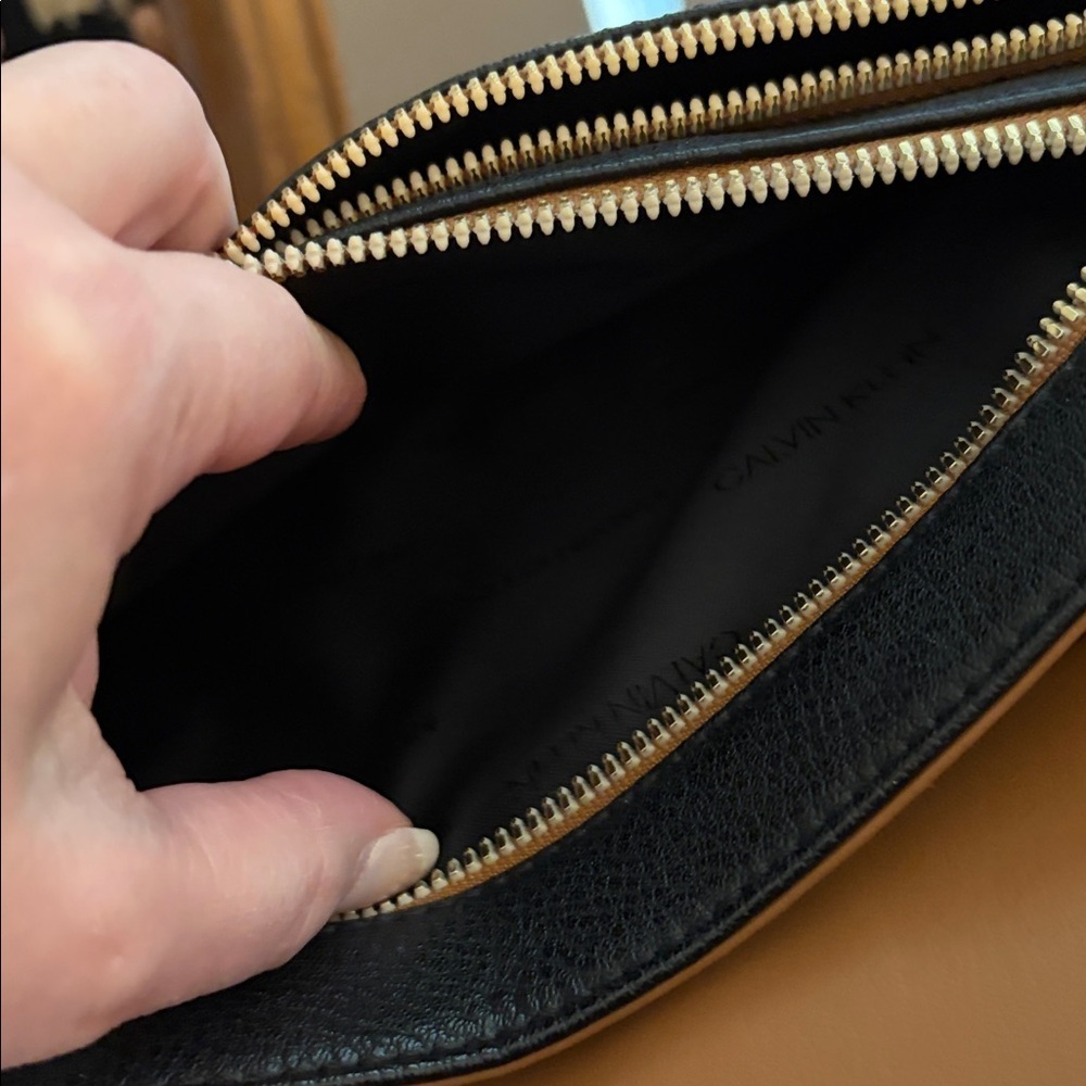 Calvin Klein pebbled leather black cross body bag, adjustable strap. - Picture 7 of 10
